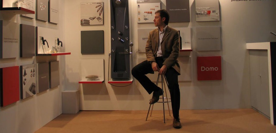 Héctor Robles, CEO de DOMO sentado en el Stand DOMO en Protodesign 2005